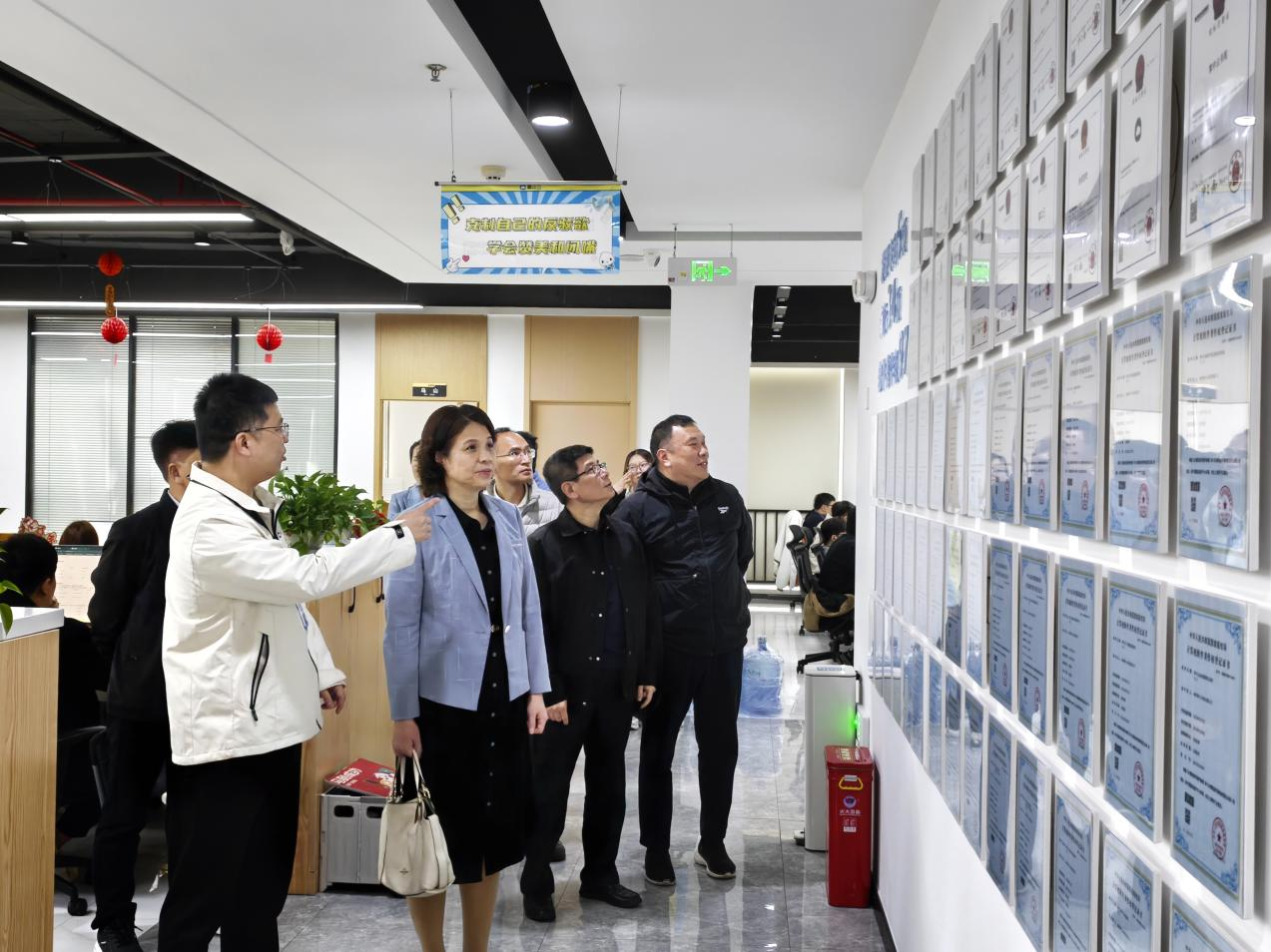 校长程灵访企拓岗活动1.png